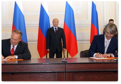 Representatives of the Ford Motor Company and Sollers sign a joint venture agreement in the presence of Prime Minister Vladimir Putin