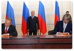 Representatives of the Ford Motor Company and Sollers sign a joint venture agreement in the presence of Prime Minister Vladimir Putin