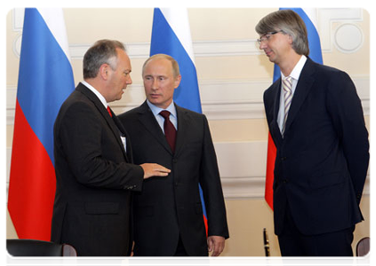 Representatives of the Ford Motor Company and Sollers sign a joint venture agreement in the presence of Prime Minister Vladimir Putin|8 june, 2011|19:32