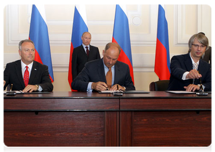 Representatives of the Ford Motor Company and Sollers sign a joint venture agreement in the presence of Prime Minister Vladimir Putin|8 june, 2011|19:32