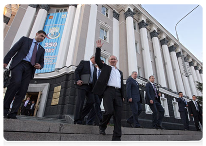 After meeting with top managers of industrial enterprises, Prime Minister Vladimir Putin spoke with residents of Ulan Ude in the city’s square|1 july, 2011|18:11