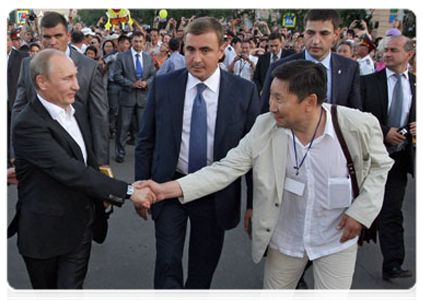 After meeting with top managers of industrial enterprises, Prime Minister Vladimir Putin spoke with residents of Ulan Ude in the city’s square|1 july, 2011|18:11