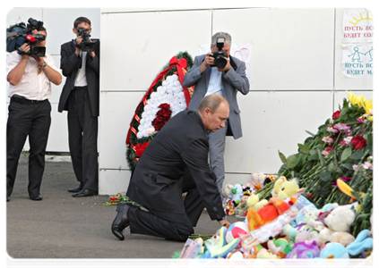 Prime Minister Vladimir Putin laying flowers at the memorial to the victims of the Bulgaria shipwreck|14 july, 2011|19:41