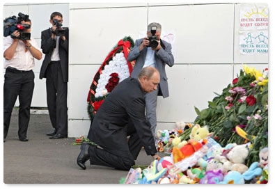 Prime Minister Vladimir Putin, while in Kazan on an unannounced visit, lays flowers at the memorial to victims of the Bulgaria shipwreck