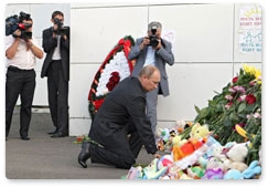 Prime Minister Vladimir Putin, while in Kazan on an unannounced visit, lays flowers at the memorial to victims of the Bulgaria shipwreck