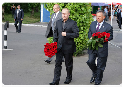 Prime Minister Vladimir Putin laying flowers at the memorial to the victims of the Bulgaria shipwreck|14 july, 2011|19:42