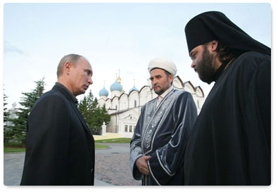 Prime Minister Vladimir Putin meets with members of Tatarstan’s Muslim and Orthodox clergy, Mufti Ildus Faizov and Father Superior Pitirim of the Monastery of the Holy Virgin