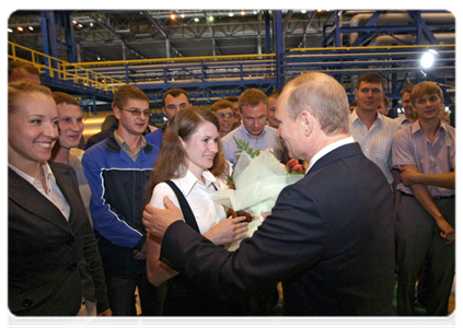 В ходе посещения ОАО «Магнитогорский металлургический комбинат» В.В.Путин побеседовал с работниками предприятия|15 июля, 2011|14:16