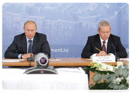 Prime Minister Vladimir Putin and Minister of Regional Development Viktor Basargin at a meeting on low-rise housing construction|22 july, 2011|17:18