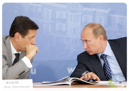 Prime Minister Vladimir Putin and Deputy Prime Minister Alexander Zhukov at a meeting on low-rise housing construction|22 july, 2011|18:54