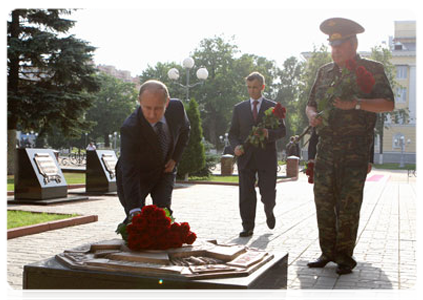 Prime Minister Vladimir Putin laid flowers at the memorial to the soldiers of the independent operational division of the Interior Troops who died in the line of duty|22 july, 2011|20:11