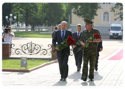 Prime Minister Vladimir Putin laid flowers at the memorial to the soldiers of the independent operational division of the Interior Troops who died in the line of duty|22 july, 2011|20:11