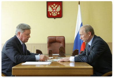 Prime Minister Vladimir Putin holds a meeting with Moscow Region Governor Boris Gromov