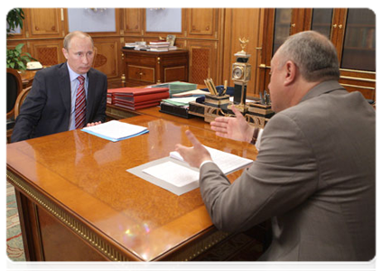 Председатель Правительства Российской Федерации В.В.Путин провёл рабочую встречу с губернатором Камчатского края В.И.Илюхиным|27 июля, 2011|21:28