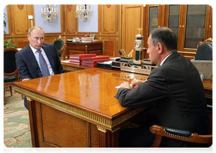 Prime Minister Vladimir Putin meets with Alexander Braverman, Director-General of the Federal Fund for the Support of Housing Construction|4 july, 2011|12:02