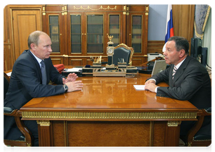 Prime Minister Vladimir Putin meets with Alexander Braverman, Director-General of the Federal Fund for the Support of Housing Construction|4 july, 2011|12:02