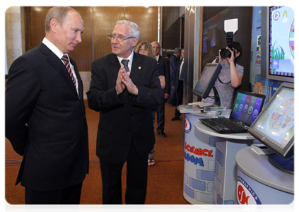 Prime Minister Vladimir Putin visits an expo of the latest developments from companies operating in Dubna’s special economic zone|5 july, 2011|18:02