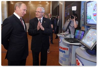 Vladimir Putin visits an expo of the latest developments from companies operating in Dubna’s special economic zone