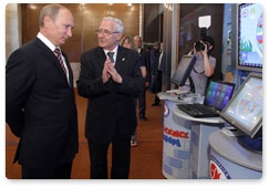 Vladimir Putin visits an expo of the latest developments from companies operating in Dubna’s special economic zone