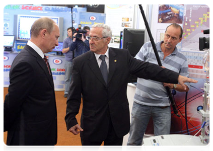 Prime Minister Vladimir Putin visits an expo of the latest developments from companies operating in Dubna’s special economic zone|5 july, 2011|18:02