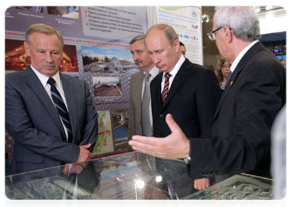 Prime Minister Vladimir Putin visits an expo of the latest developments from companies operating in Dubna’s special economic zone|5 july, 2011|18:02