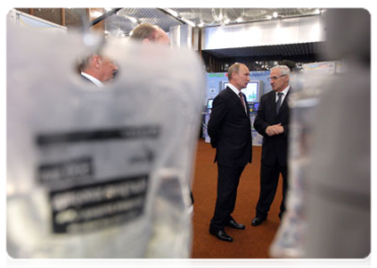 Prime Minister Vladimir Putin visits an expo of the latest developments from companies operating in Dubna’s special economic zone|5 july, 2011|18:02