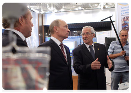 Prime Minister Vladimir Putin visits an expo of the latest developments from companies operating in Dubna’s special economic zone|5 july, 2011|18:02