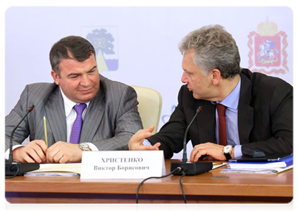 Minister of Defence Anatoly Serdyukov and Minister of Industry and Trade Viktor Khristenko at a session of the Government Commission on High Technology and Innovation in Dubna|5 july, 2011|18:21