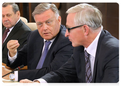 President of Russian Railways Vladimir Yakunin and President of the Russian Union of Industrialists and Entrepreneurs Alexander Shokhin at a session of the Government Commission on High Technology and Innovation in Dubna|5 july, 2011|18:21