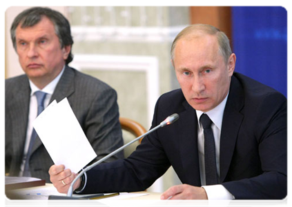 Prime Minister Vladimir Putin and Deputy Prime Minister Igor Sechin at a meeting in Kirishi on Russia’s refining industry and petroleum product market|8 july, 2011|17:42