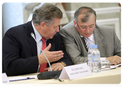 Head of the Federal Agency on Mineral Resources Anatoly Ledovskikh and State Secretary, Deputy Minister of Natural Resources and Ecology Nikolai Popov at a meeting in Kirishi on Russia’s refining industry and petroleum product market|8 july, 2011|18:03