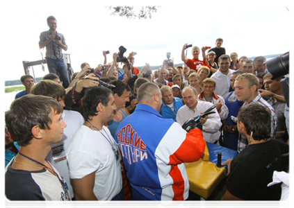 Prime Minister Vladimir Putin visits booths and speaks with participants at the Seliger-2011 International Youth Forum|1 august, 2011|18:35