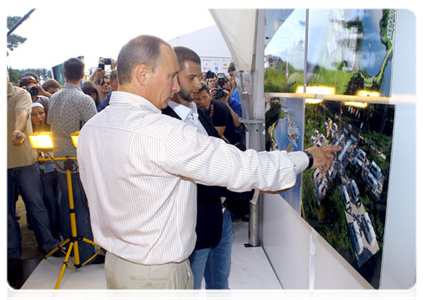 Prime Minister Vladimir Putin visits booths and speaks with participants at the Seliger-2011 International Youth Forum|1 august, 2011|19:11