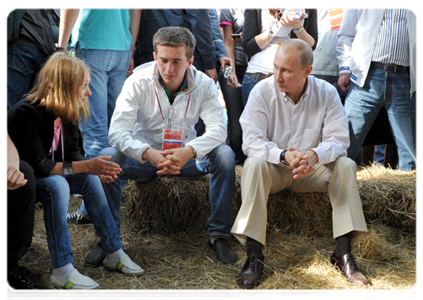 Prime Minister Vladimir Putin visits booths and speaks with participants at the Seliger-2011 International Youth Forum|1 august, 2011|19:41