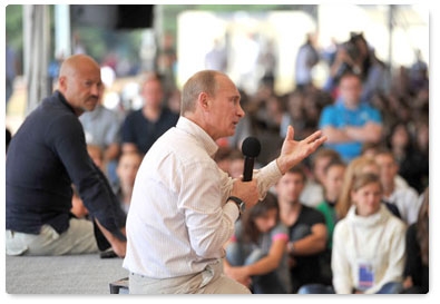 Prime Minister Vladimir Putin speaks with participants of the Seliger-2011 youth educational forum