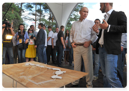 Prime Minister Vladimir Putin visits booths and speaks with participants at the Seliger-2011 International Youth Forum|1 august, 2011|20:22