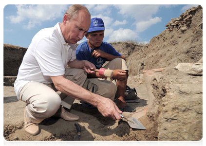 Prime Minister Vladimir Putin visiting the excavation site of the ancient Greek city of Phanagoria on Russia’s Taman Peninsula|10 august, 2011|18:23