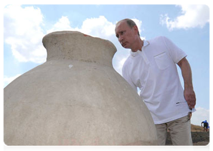Prime Minister Vladimir Putin visiting the excavation site of the ancient Greek city of Phanagoria on Russia’s Taman Peninsula|10 august, 2011|18:44
