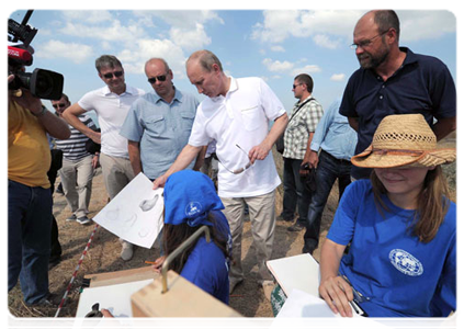 Prime Minister Vladimir Putin visiting the excavation site of the ancient Greek city of Phanagoria on Russia’s Taman Peninsula|10 august, 2011|18:44