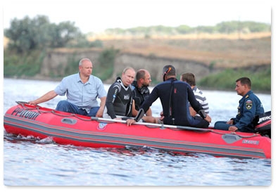 Prime Minister Vladimir Putin scuba dives in the Taman Gulf following a visit to a nearby archaeological site