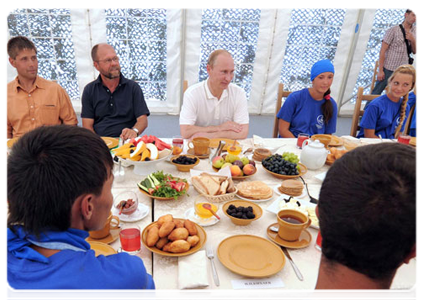 Prime Minister Vladimir Putin speaking with scientists and archaeology students working on the excavation of the ancient Greek city of Phanagoria|10 august, 2011|22:00