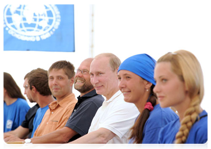 Prime Minister Vladimir Putin speaking with scientists and archaeology students working on the excavation of the ancient Greek city of Phanagoria|10 august, 2011|22:17