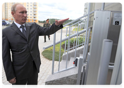 Председатель Правительства Российской Федерации В.В.Путин посетил в Санкт-Петербурге жилой микрорайон Осиновая Роща для военнослужащих|12 августа, 2011|19:14