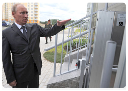 Prime Minister Vladimir Putin visiting the Osinovaya Roshcha neighbourhood|12 august, 2011|19:14