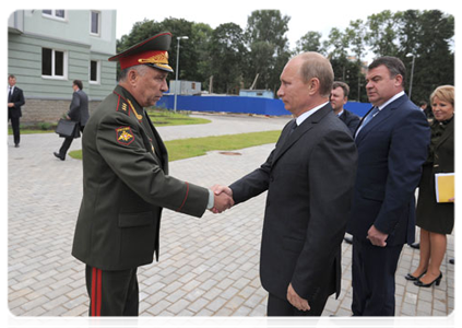Председатель Правительства Российской Федерации В.В.Путин посетил в Санкт-Петербурге жилой микрорайон Осиновая Роща для военнослужащих|12 августа, 2011|19:15