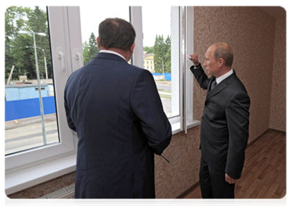 Председатель Правительства Российской Федерации В.В.Путин посетил в Санкт-Петербурге жилой микрорайон Осиновая Роща для военнослужащих|12 августа, 2011|19:17