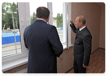 Prime Minister Vladimir Putin visiting the Osinovaya Roshcha neighbourhood|12 august, 2011|19:17