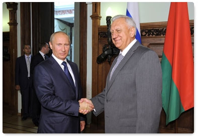 Prime Minister Vladimir Putin meets with Belarusian Prime Minister Mikhail Myasnikovich