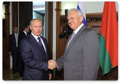 Prime Minister Vladimir Putin meets with Belarusian Prime Minister Mikhail Myasnikovich