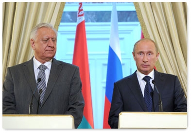 Vladimir Putin and Mikhail Myasnikovich hold a joint news conference following a meeting of the Council of Ministers of the Union State